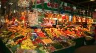 Obststand in einer Markthalle