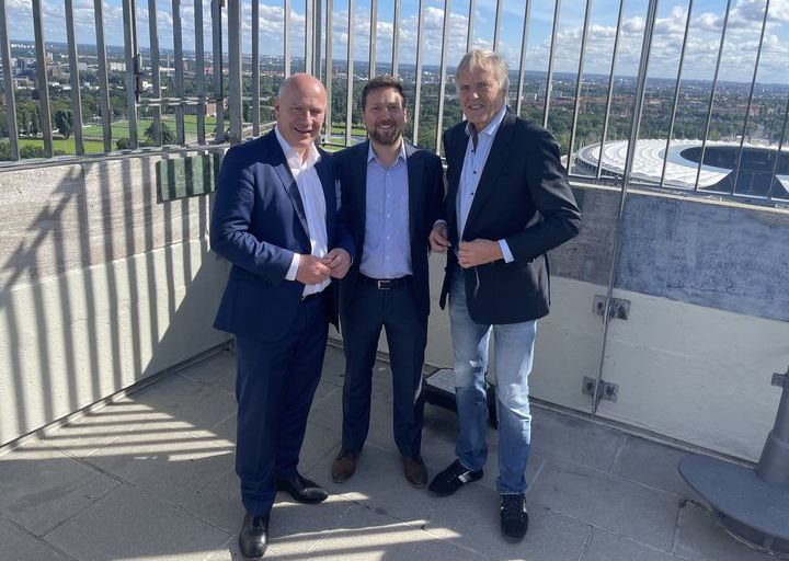Der Regierende Bürgermeister Kai Wegner, Ariturel Hack MdA und Manfred Uhlitz bei einer Führung auf dem Olympia-Glockenturm